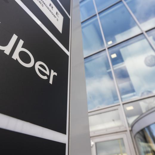 Le logo de la societe Uber est photographie devant son siege genevois, ce mercredi 1 fevrier 2023 a Geneve. Uber, anciennement UberCab, est une entreprise technologique americaine qui developpe et exploite des applications mobiles de mise en contact d'utilisateurs avec des chauffeurs independants realisant des services de transport. (KEYSTONE/Martial Trezzini)