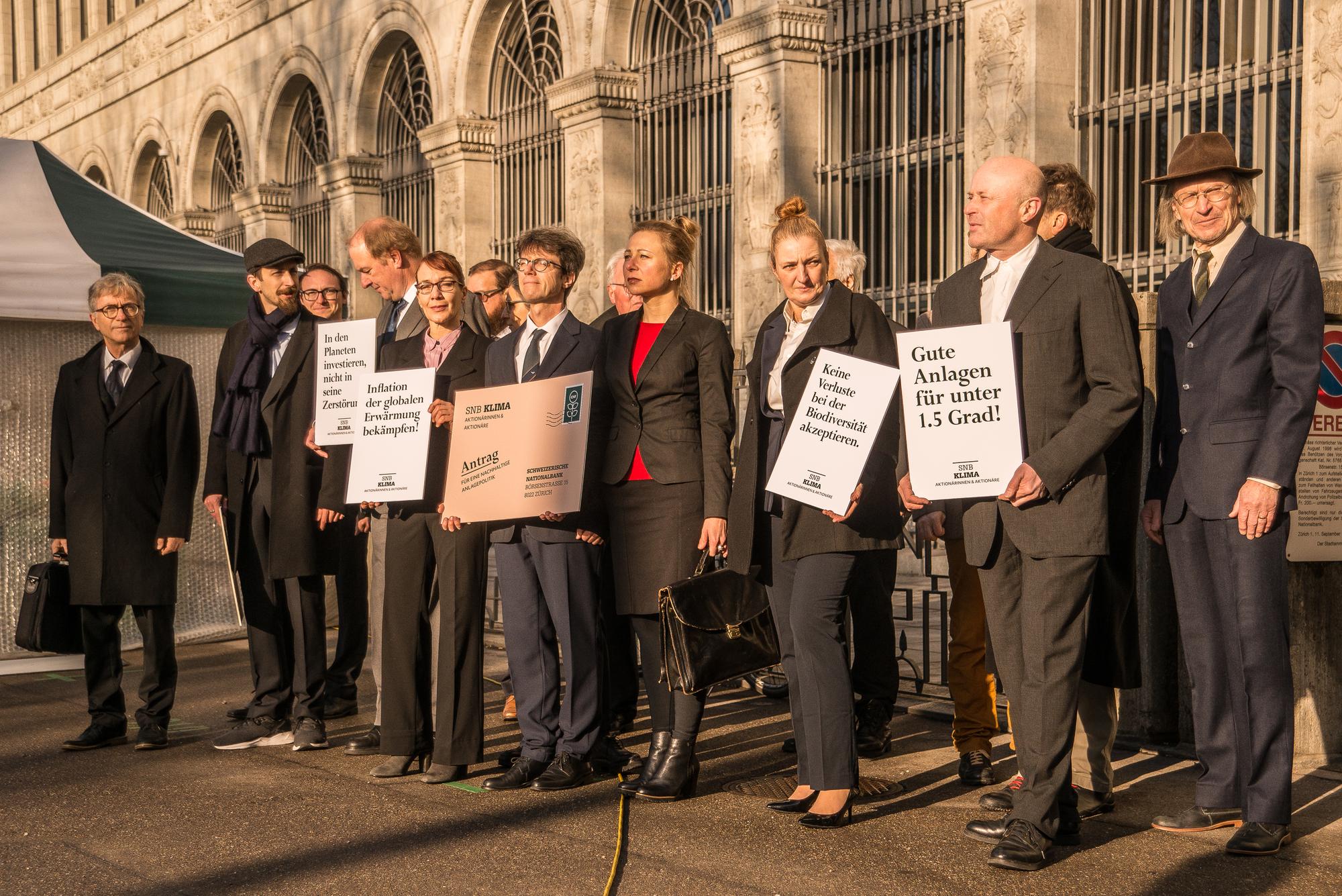 31.01.2023, Zürich - Aktionär:innen reichen drei Anträge zuhanden der Generalversammlung der Schweizerischen Nationalbank ein. In diesen Anträgen fordern sie eine klima- und umweltfreundliche SNB, welche ihre Geld- und Währungspolitik, sowie ihre Anlagestrategie nach den international vereinbarten Klima- und Biodiversitätszielen ausrichtet.