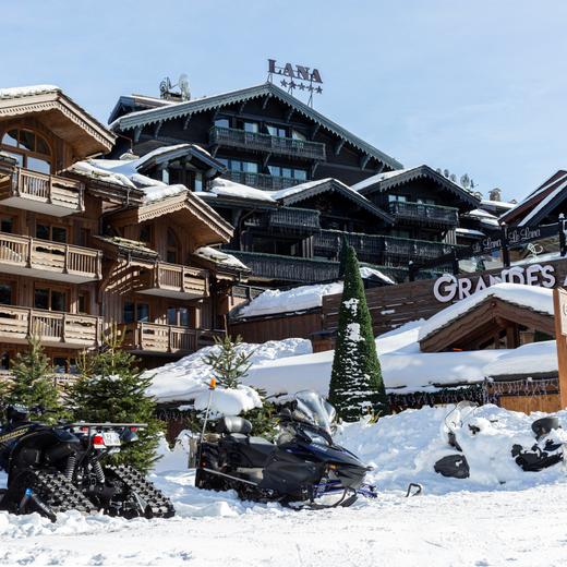30 janvier 2023, Courchevel, Savoie, France. Vue du village de Courchevel 1850 avec ses boutiques de luxe, palaces, bar et restaurants.