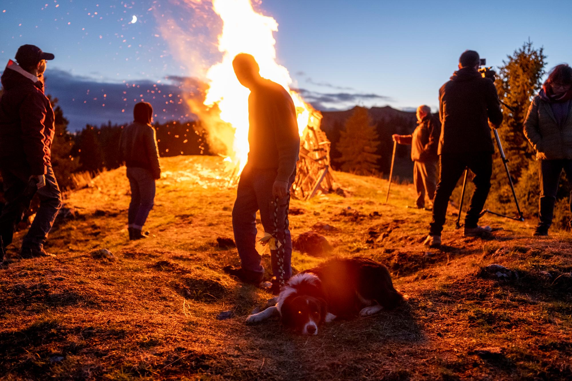 30.09.2022 - Mont Tendre - Feu géant pour soutenir les éleveurs contre le loup Suisse. fermier et éleveurs se sont réunis pour parler des problèmes que les loups créent pour leur bétail. Photo Darrin Vanselow © Le Temps 2022