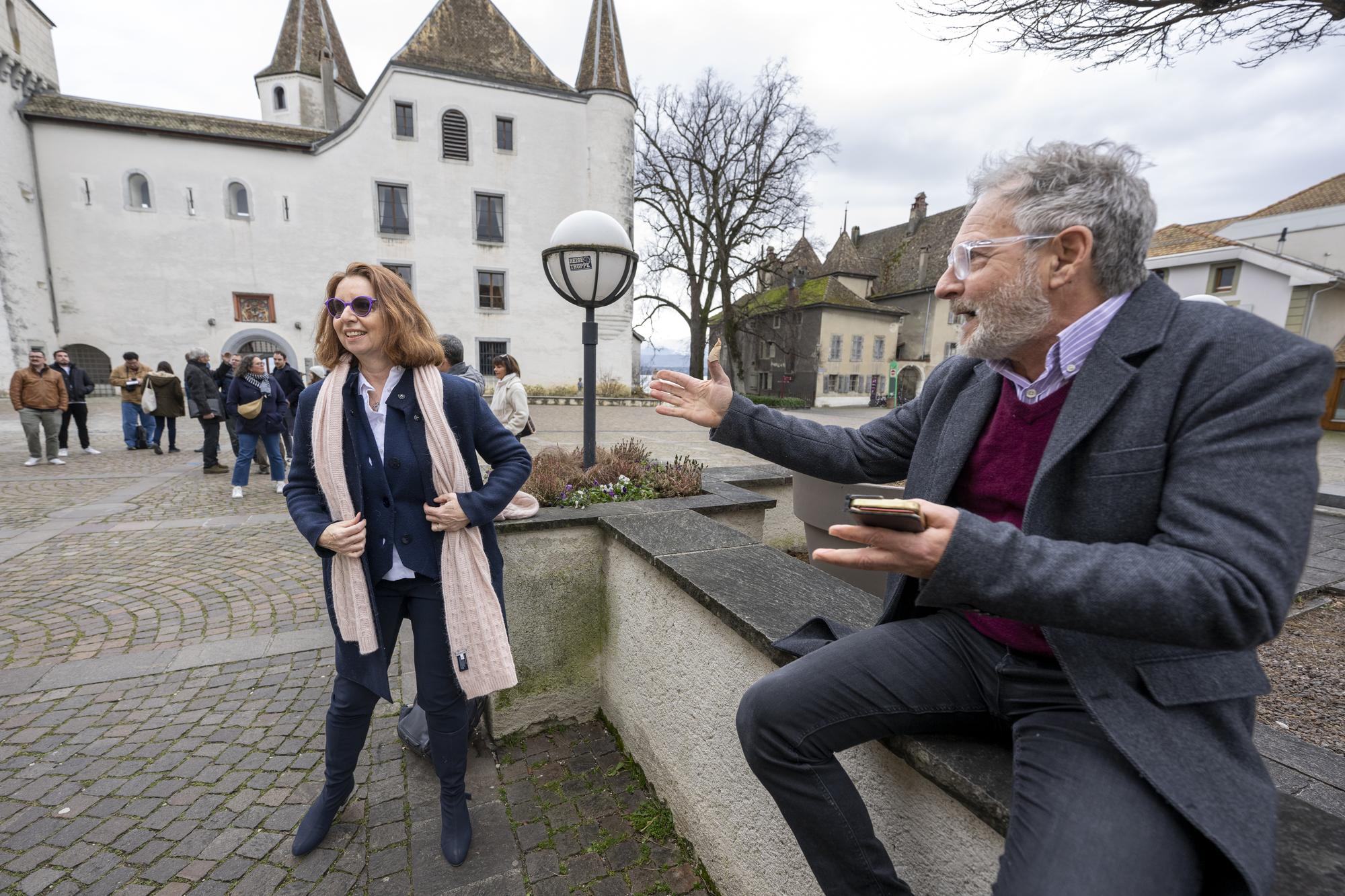 La candidate Valerie Mausner Leger, gauche, Les Verts et Parti socialiste, est felicite a son arrivee par le candidat Pierre-Alain Dupuis, droite, de Noviodunum a l'occasion du 1er tour de l'election complementaire a la Municipalite de Nyon, ce dimanche 5 fevrier 2023 a Nyon . Les Nyonnais votent ce dimanche pour choisir leur candidat au election complementaire. (KEYSTONE/Martial Trezzini)