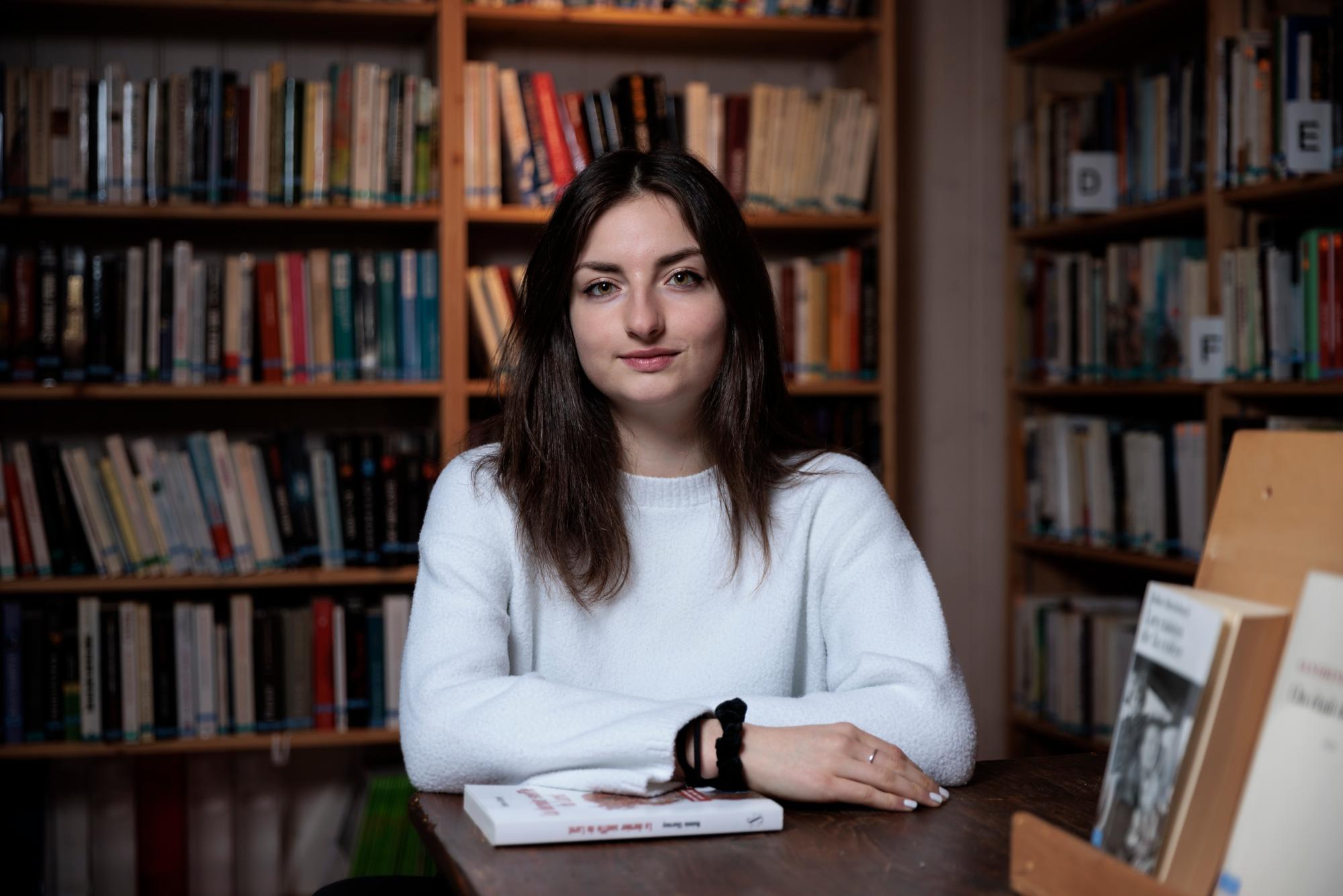 Noémie Charmoy, 18 ans, auteure d'un premier roman policier. Ici dans la bibliothèque du village.