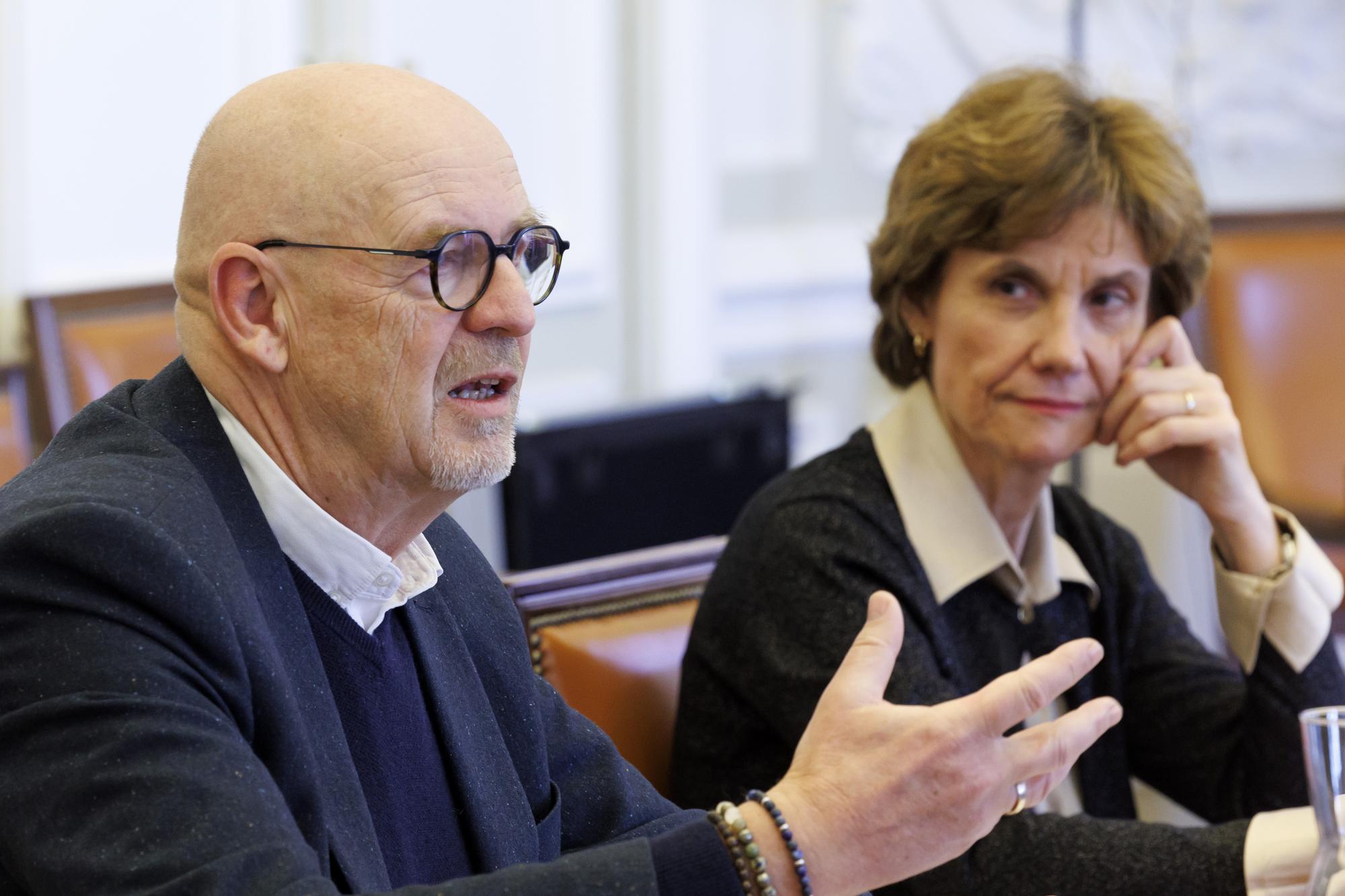 Jacques Hertzschuch, gauche, directeur general a.i. de l'office medico-pedagogique (OMP), accompagne de Anne Emery- Torracinta, droite, conseillere d'Etat genevoise, presente l'avancement du plan d'action et de suivi concernant l'office medico-pedagogique (OMP), lors d'une conference de presse, ce mardi 7 fevrier 2023 a Geneve. (KEYSTONE/Salvatore Di Nolfi)