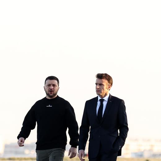 Volodymyr Zelensky et Emmanuel Macron prenant l'avion ensemble ce jeudi pour se rendre de Paris à Bruxelles.