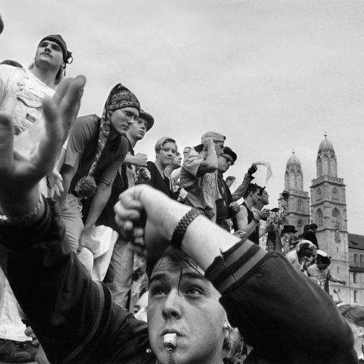 People enjoy the second techno music Street Parade in Zurich, Switzerland, August 29, 1993. (KEYSTONE/Str)