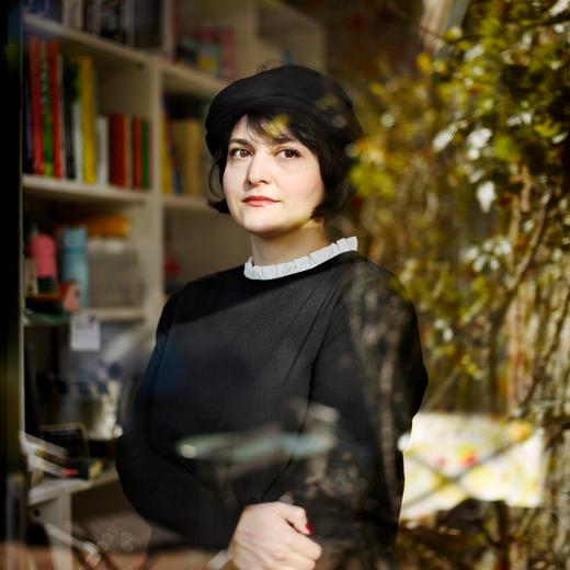 NASIM MARASHI EST UNE AUTRICE, SCENARISTE ET JOURNALISTE IRANIENNE. POUR LA PREMIERE FOIS, ELLE VA SORTIR UN LIVRE TRADUIT EN FRANCAIS EN JANVIER 2023. ALORS QUE SON PAYS CONNAIT DES REVOLTES CONTRE LE REGIME EN PLACE, ELLE EST ACTUELLEMENT EN RESIDENCE D ECRITURE A VEULES LES ROSES. DANS LA LIBRAIRIE LES MONDES DE ZULMA A VEULES LES ROSES, NORMANDIE, FRANCE, 3 OCTOBRE 2022.