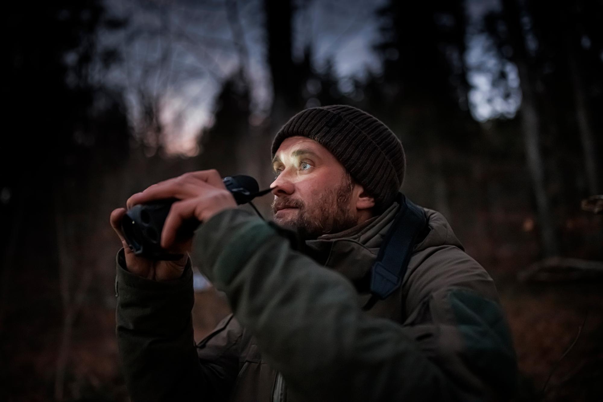 Julien Regamey, photogrpahe chargé du monitoring du loup, ce samedi 12 février 2023 à Gimel.