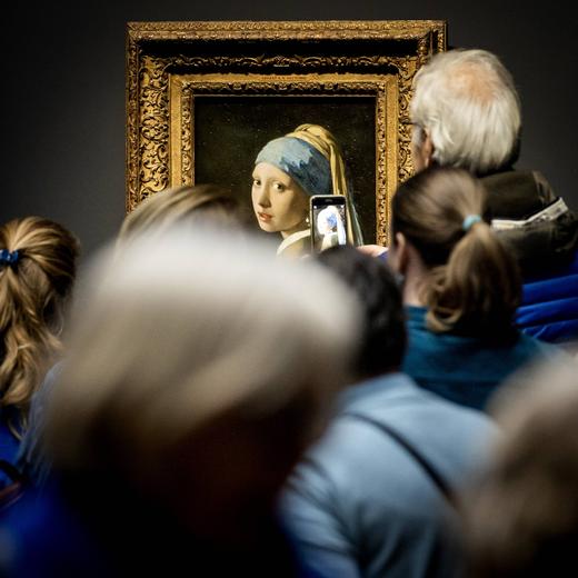 Entertainment Bilder des Tages AMSTERDAM - The painting Girl with a Pearl Earring by Johannes Vermeer during the opening of the Vermeer exhibition in the Rijksmuseum. Guests from all over the Netherlands have been invited to the opening who have a link with the name Vermeer. The exhibition contains 28 of the 37 works made by Johannes Vermeer. ANP KOEN VAN WEEL netherlands out - belgium out *** AMSTERDAM The painting Girl with a Pearl Earring by Johannes Vermeer during the opening of the Vermeer exhibition in the Rijksmuseum Guests from all over the Netherlands have been invited to the opening who have a link with the name Vermeer The exhibition contains 28 of the 37 works made by Johannes Vermeer ANP KOEN VAN WEEL netherlands out belgium out PUBLICATIONxINxGERxSUIxAUTxONLY Copyright: xx x462415523x originalFilename: 462415523.jpg