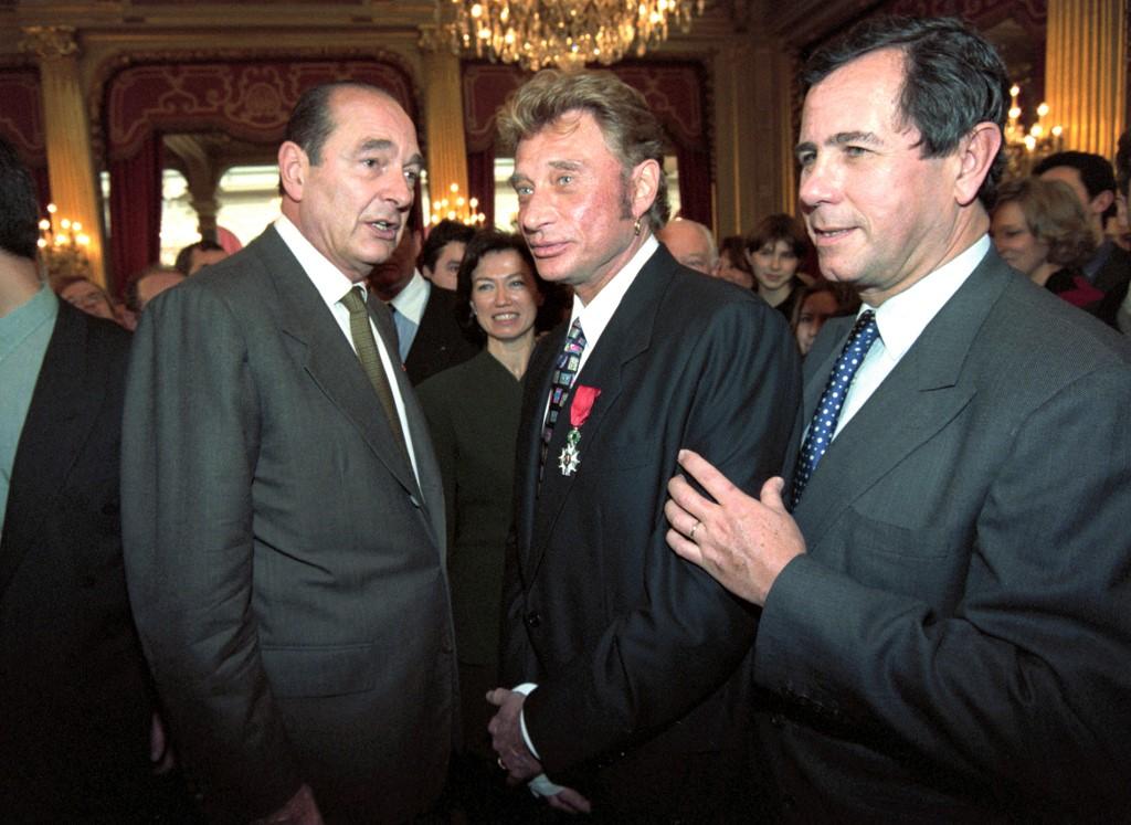 Jacques Chirac, Johnny Hallyday et Jean-Louis Debré après la cérémonie au cours de laquelle le chef de l'état a remis les insignes de chevalier de la Légion d'Honneur au chanteur.