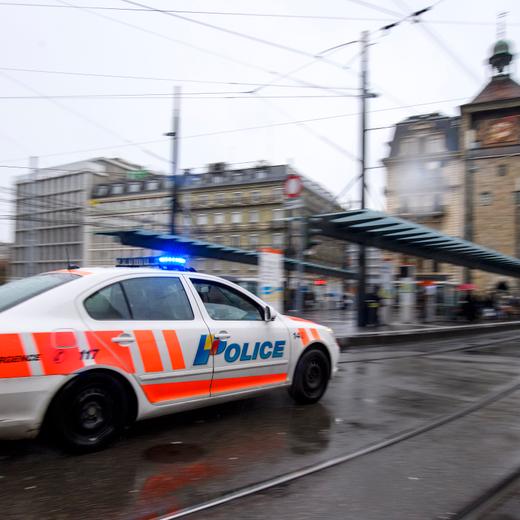 Une voiture de la police genevoise part sur une intervention avec le feu bleu et sirene enclencher, samedi 30 decembre 2017 a Geneve. (KEYSTONE/Martial Trezzini)