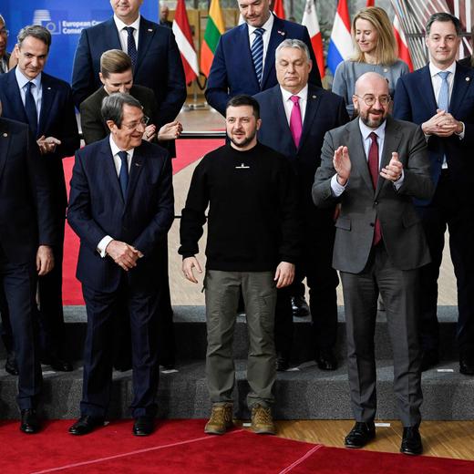 TOPSHOT - Ukraine's president Volodymyr Zelensky (C) is applauded by President of the European Council Charles Michel as EU leaders gather for a family picture ahead of a summit in Brussels, on February 9, 2023. - Ukraine's President is set to attend an EU summit in Brussels on February 9, 2023, as the guest of honour where he will press allies to deliver fighter jets "as soon as possible" in the war against Russia. (Photo by JOHN THYS / AFP)