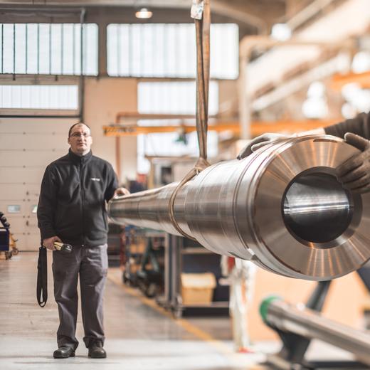 Le tube d'un canon Caesar à l'usine Nexter de Bourges.