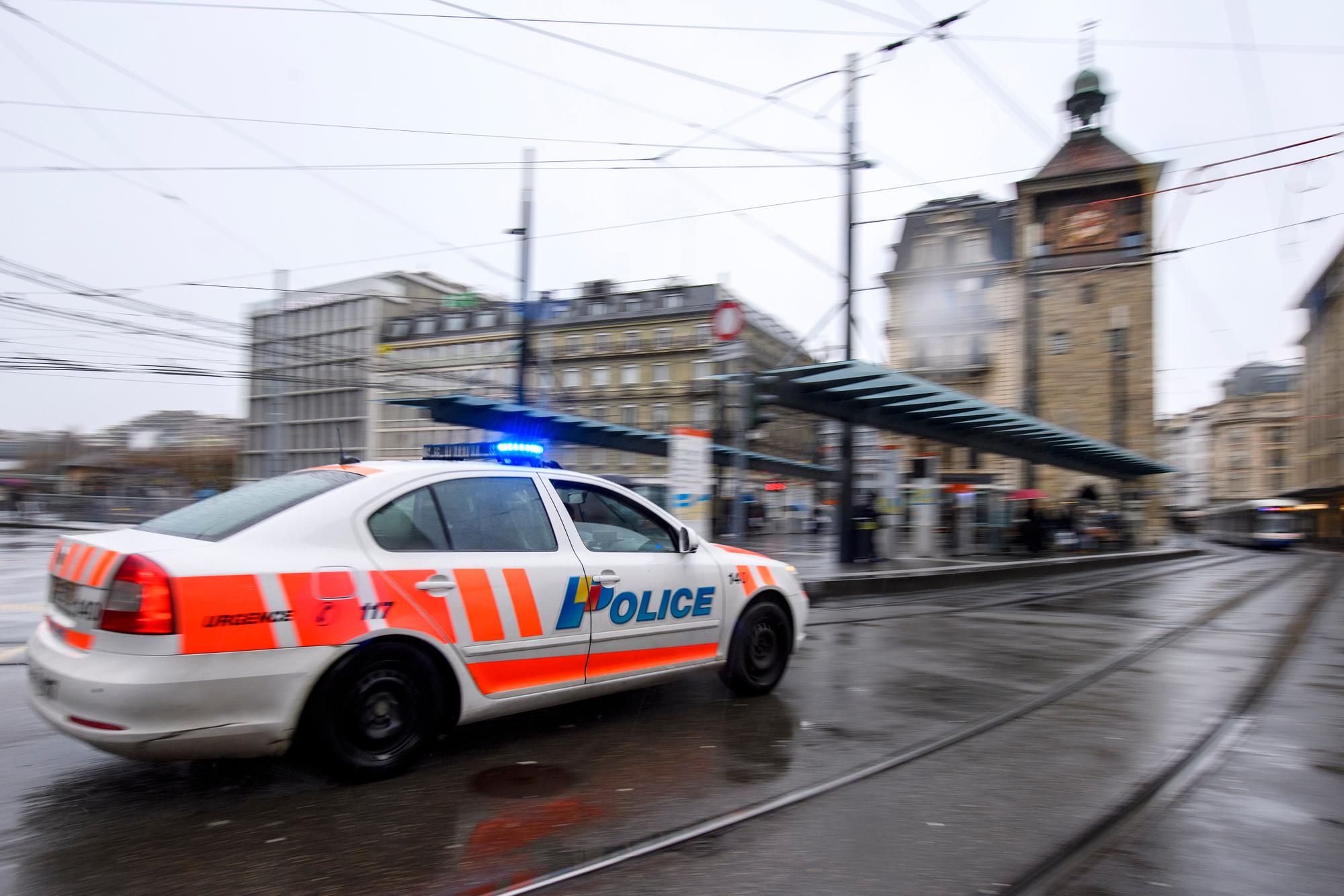 Une voiture de la police genevoise part sur une intervention avec le feu bleu et sirene enclencher, samedi 30 decembre 2017 a Geneve. (KEYSTONE/Martial Trezzini)