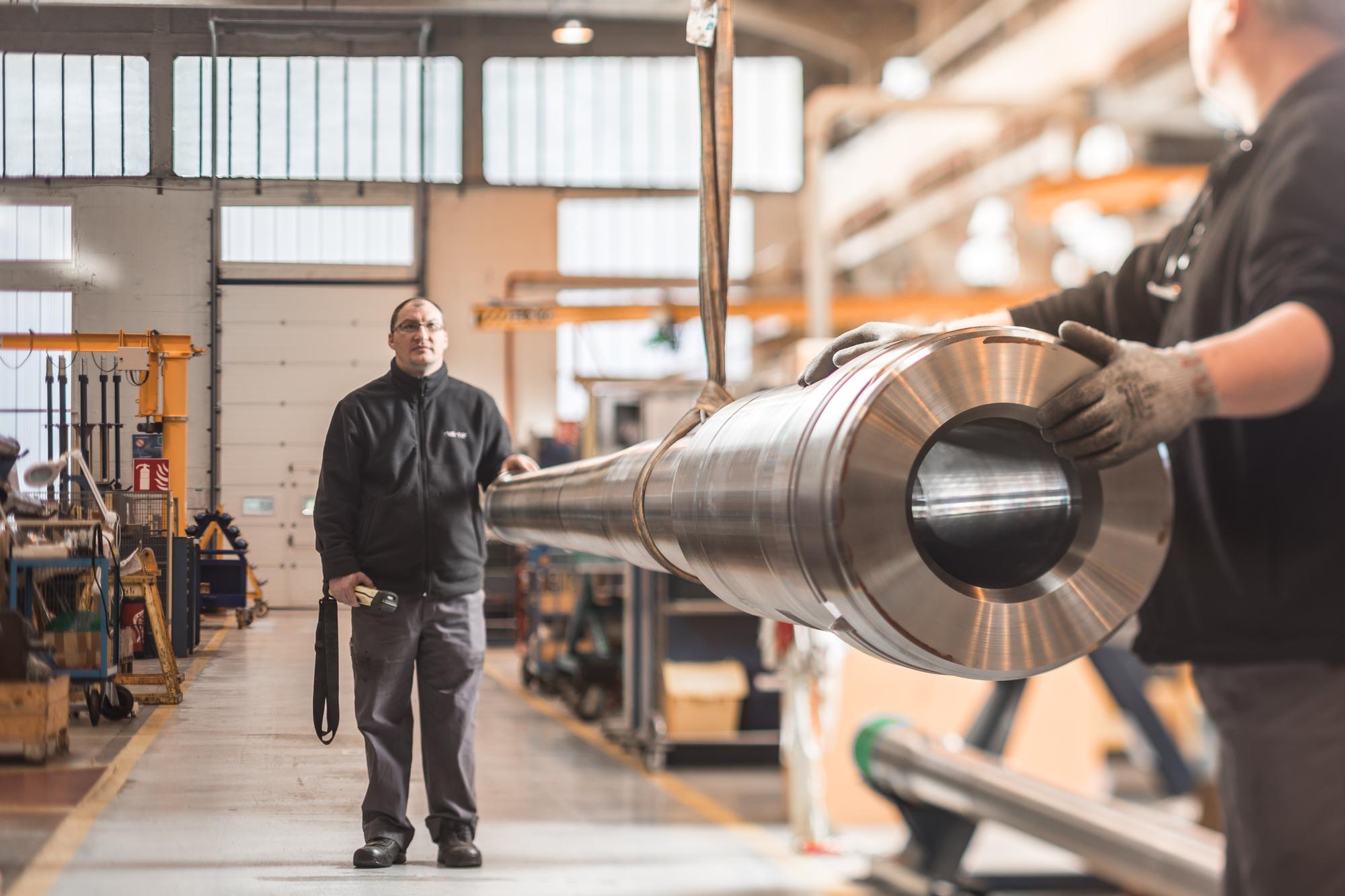 Le tube d'un canon Caesar à l'usine Nexter de Bourges.