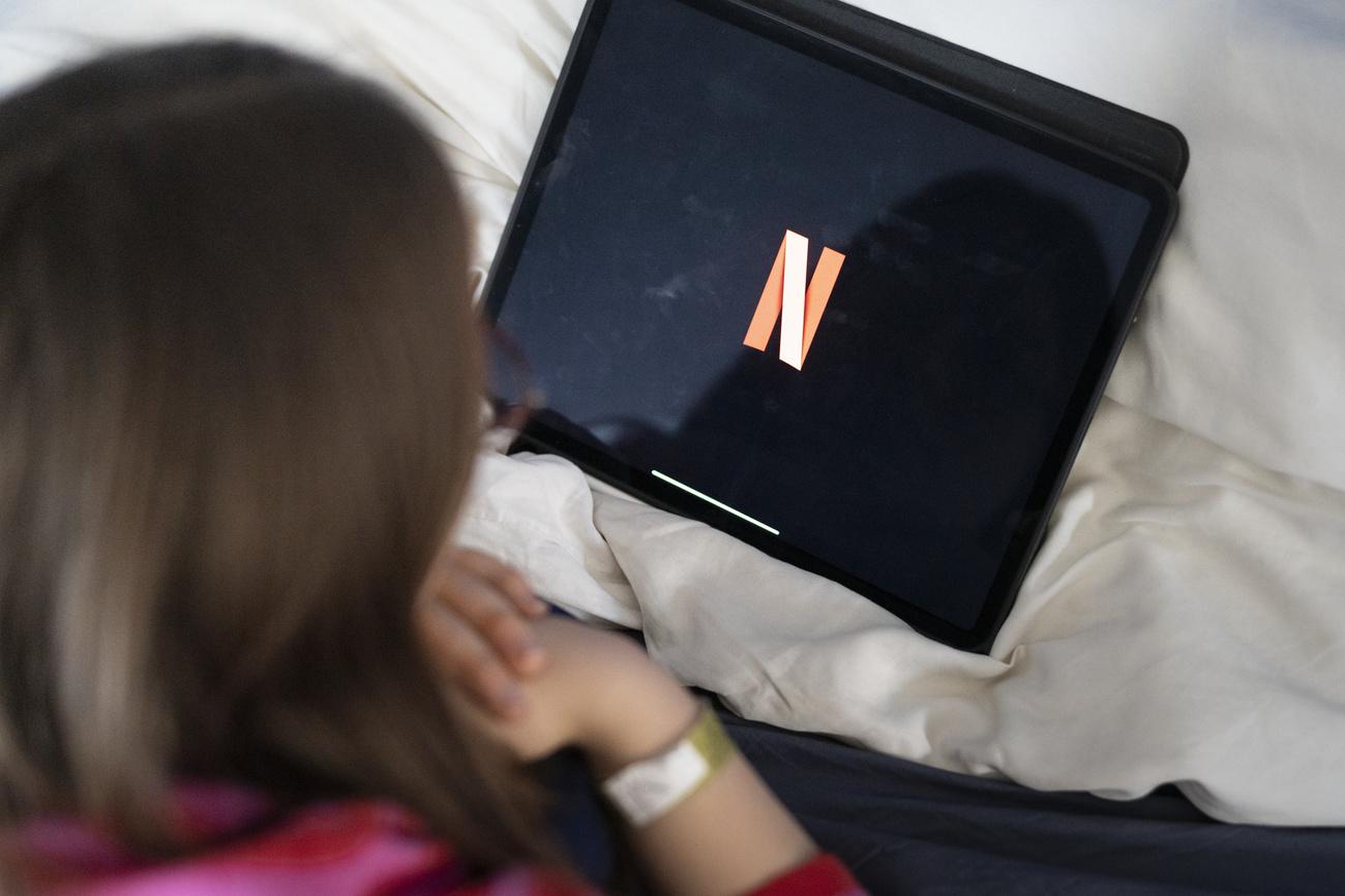 Der Buchstabe N stellvertretend fuer Netflix ist auf dem Bildschirm eines Tablets beim Aufstarten des Streaminganbieters abgebildet, fotografiert am 17. November 2021 in Zuerich. (KEYSTONE/Gaetan Bally)