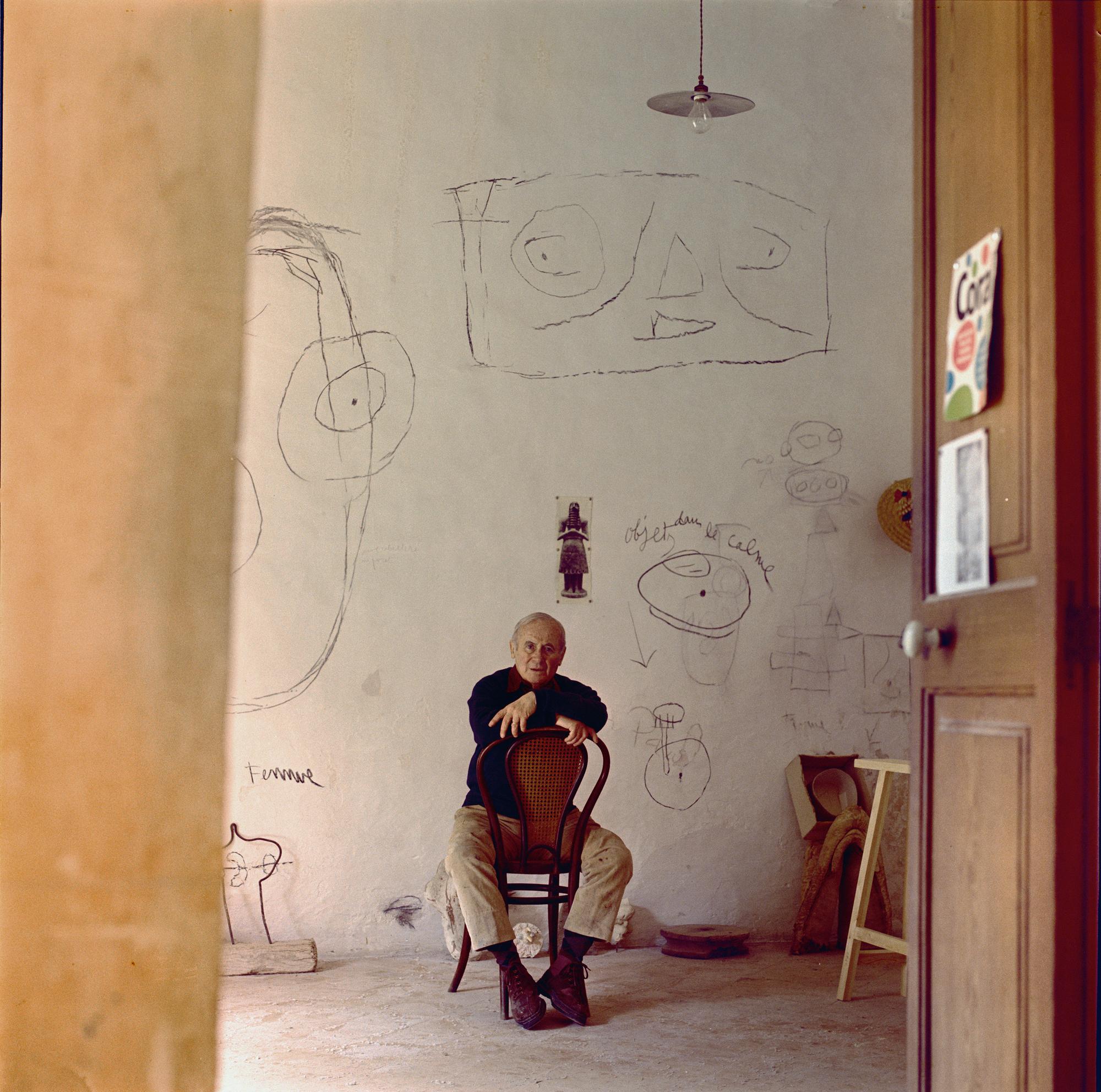 Joan Miró dans son atelier Son Boter à Palma, 1968  Photo: Francesc Català-Roca  © Photographic Archive F. Català-Roca – Arxiu Històric del Col legi d'Arqui- tectes de Catalunya