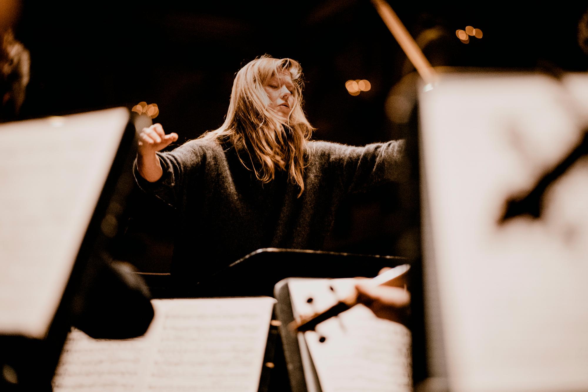 Barbara Hannigan singing and conducting LUDWIG.  Concertgebouw Amsterdam 4-12-2017  Photo: Marco Borggreve