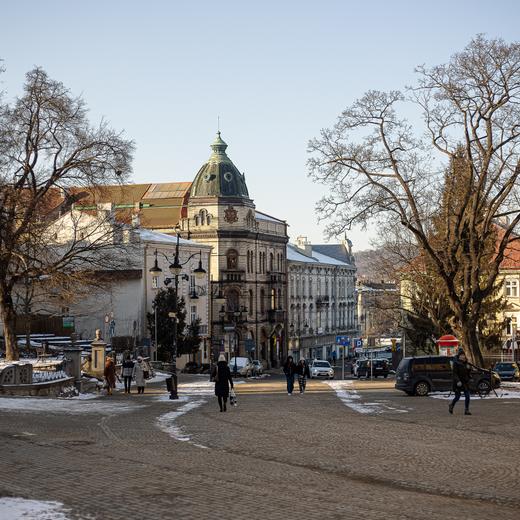 Przemyśl, a view of Tadeusz Kościuszko Street towards the San River. On the left - Ukrainian House (Narodnyj Dim) built in 1904. A place designated for cultural and educational purposes run by the Union of Ukrainians in Poland.  Przemyśl, as a border town, became the first safe stop for over a million Ukrainian citizens fleeing the war. Przemyśl, Poland, February 8th, 2023, ©Tomek Kaczor for Le Temps