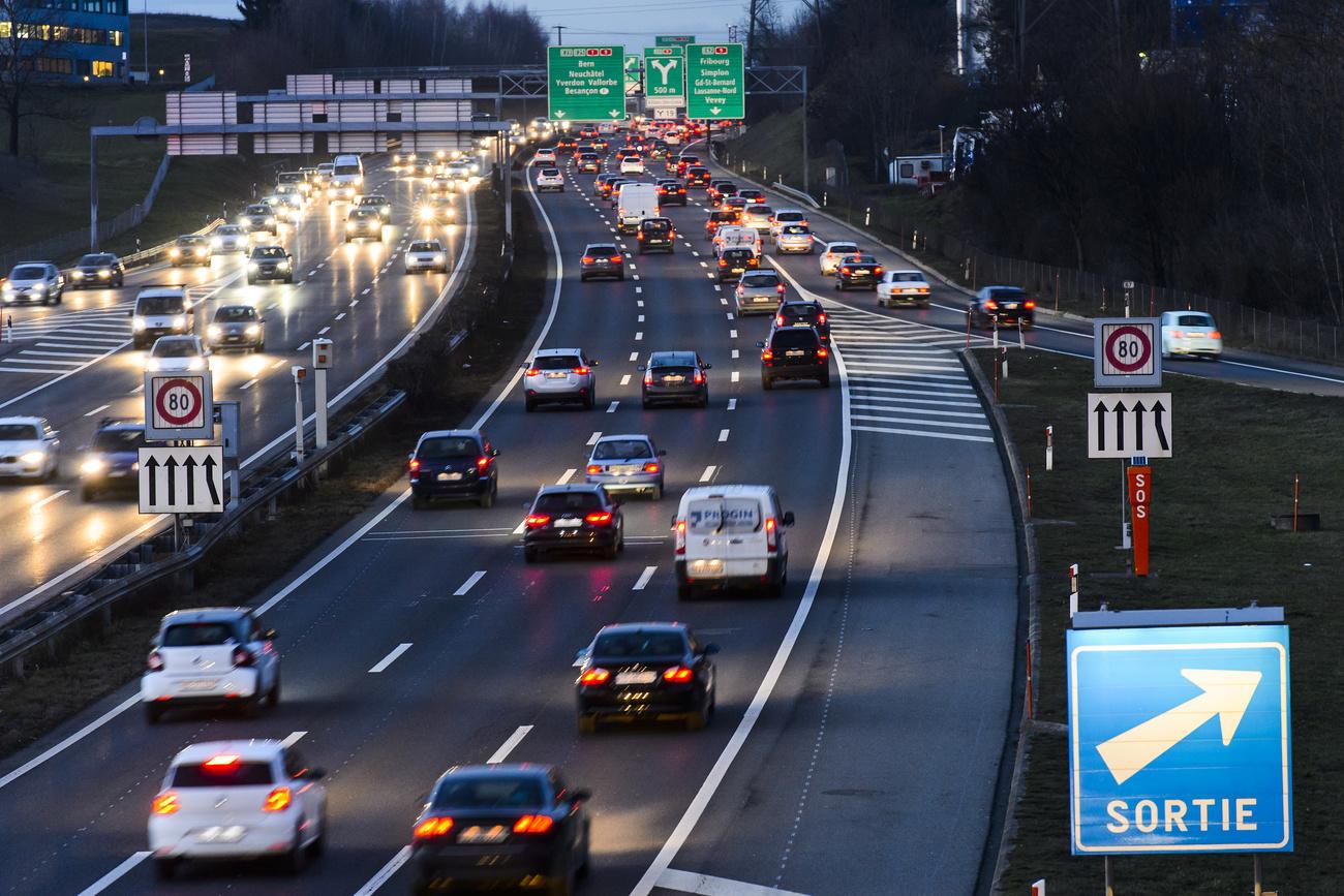 Des voitures roulent sur l'autoroute entre l'echangeur d'Ecublens et de Villars-Ste-Croix ce mercredi 27 janvier 2016 a Crissier dans le canton de Vaud. Le Conseil federal a approuve mercredi un projet de l'Office federal des routes (OFROU) devise a 510 millions de francs pour ameliorer la securite du trafic routier et supprimer le goulet d'etranglement de Crissier. (KEYSTONE/Jean-Christophe Bott)