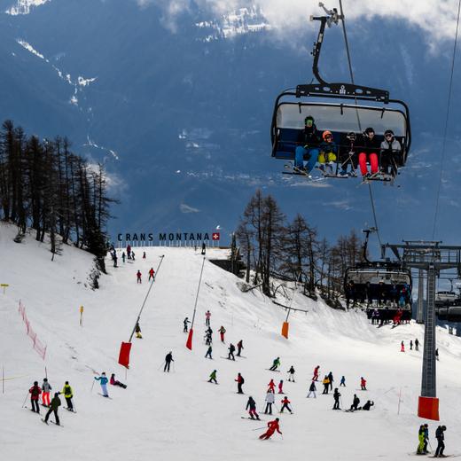 Des skieurs profitent des installations sur le domaine skiable, le 23 fevrier 2023, à Crans-Montana, en Valais.