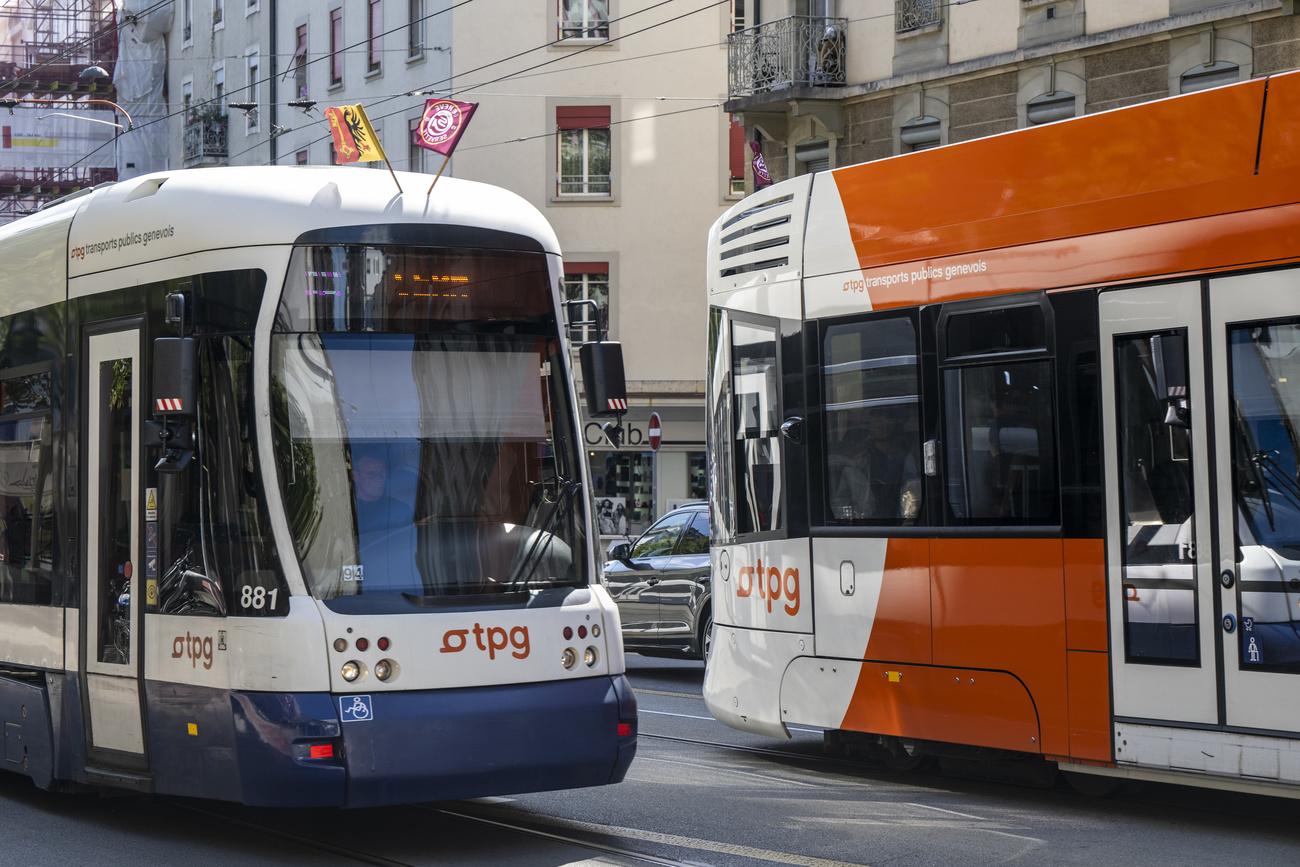 Deux trams (Tramway) des Transports publics genevois (TPG) sont photographies, ce mercredi 21 septembre 2022 a Geneve. (KEYSTONE/Martial Trezzini).