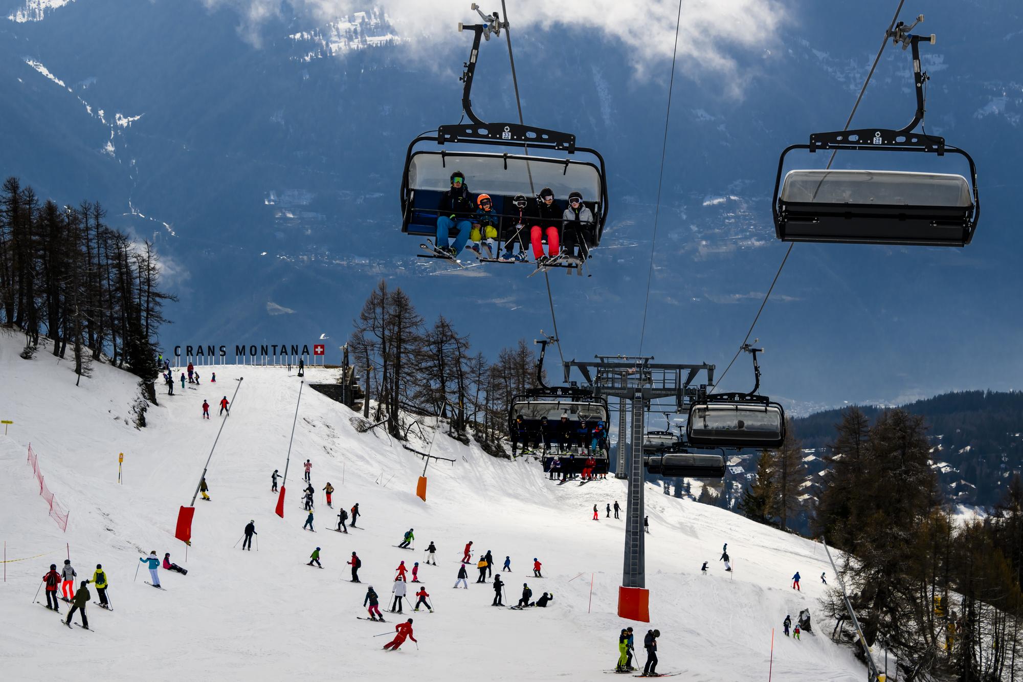 Des skieurs profitent des installations sur le domaine skiable le jeudi 23 fevrier 2023 a Crans-Montana en Valais. Actuellement proprietaire de l'investisseur immobilier et milliardaire tcheque Radovan Vitek, les remontees mecaniques de Crans Montana Aminona (CMA) sont a vendre. (KEYSTONE/Jean-Christophe Bott)