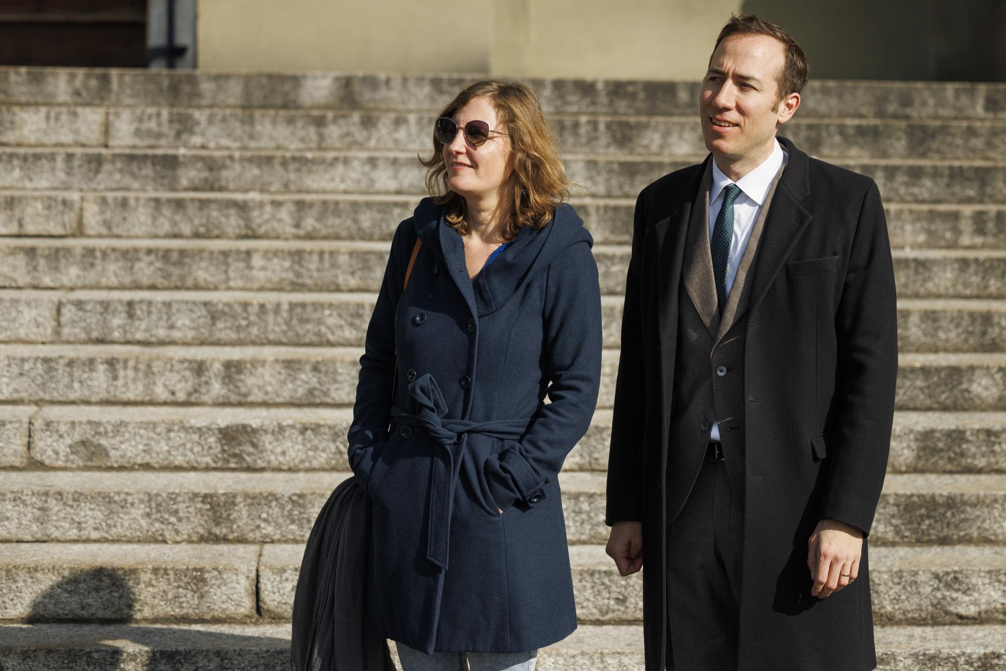 La journaliste Cammille Krafft (gauche) et le conseiller communal socialiste Benoit Gaillard (droite) sortent apres le verdict de leur proces pour diffamation sur les marches du Tribunal de Montbenon ce vendredi 24 fevrier 2023 a Lausanne. (KEYSTONE/Valentin Flauraud)