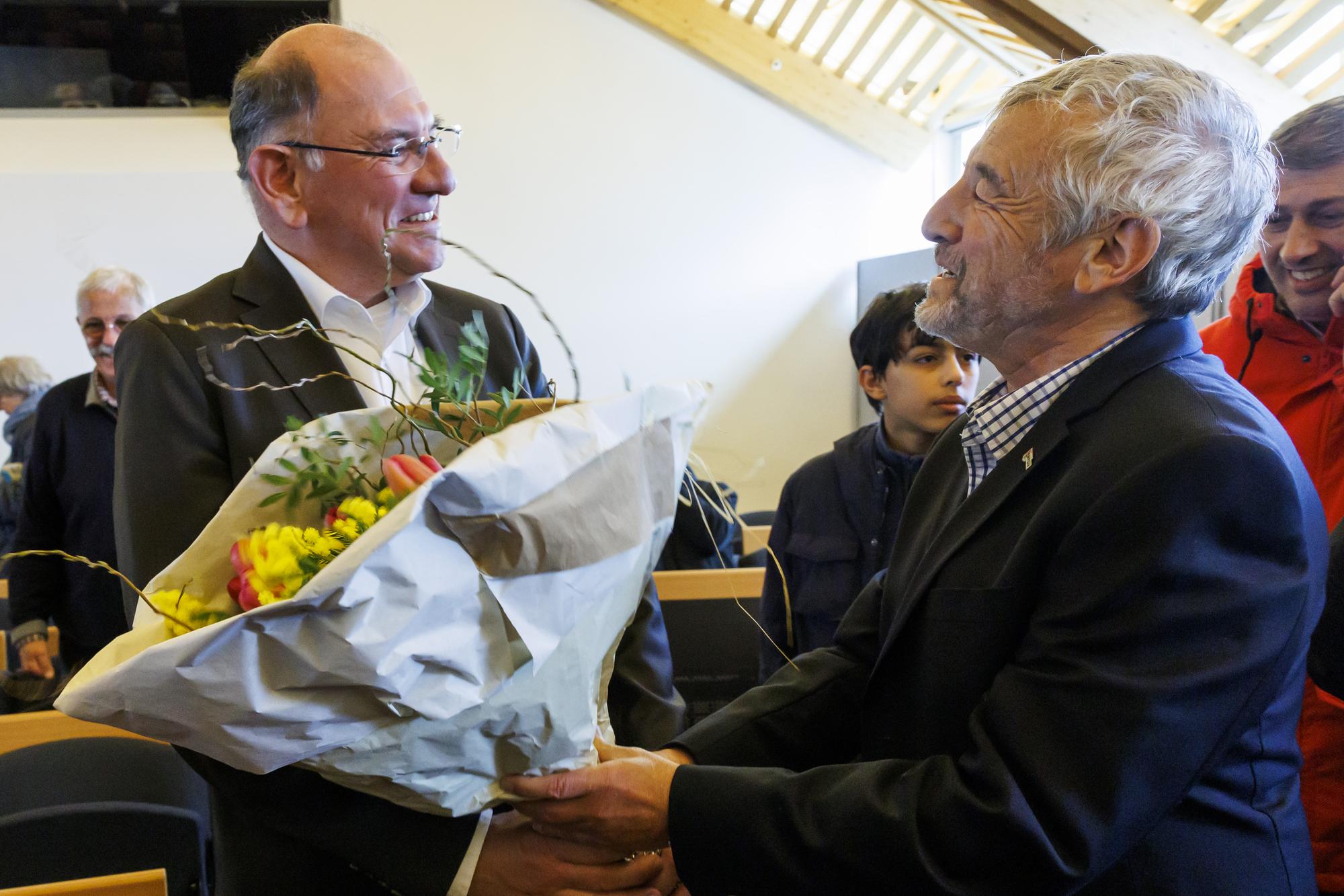 Olivier Riesen, gauche, nouveau elu PLR a la municipalite de Nyon, est felecite par le syndic de la ville de Nyon Daniel Rossellat, droite, lors de la proclamation de resultat du 2e tour de l'election complementaire a la Municipalite de Nyon, ce dimanche 26 fevrier 2023 a Geneve. (KEYSTONE/Salvatore Di Nolfi)
