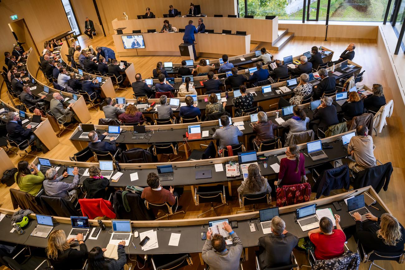 Les deputes du Parlement vaudois le mardi 27 septembre 2022 dans la salle du Grand Conseil du canton de Vaud a Lausanne. (KEYSTONE/Jean-Christophe Bott)