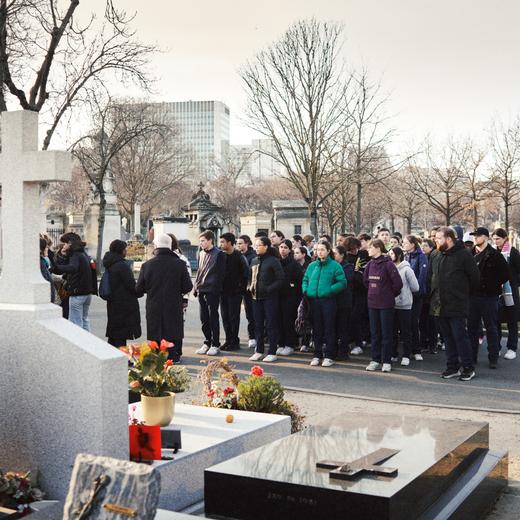 Les jeunes volontaires du SNU face à la tombe de Jacques Chirac à Paris.