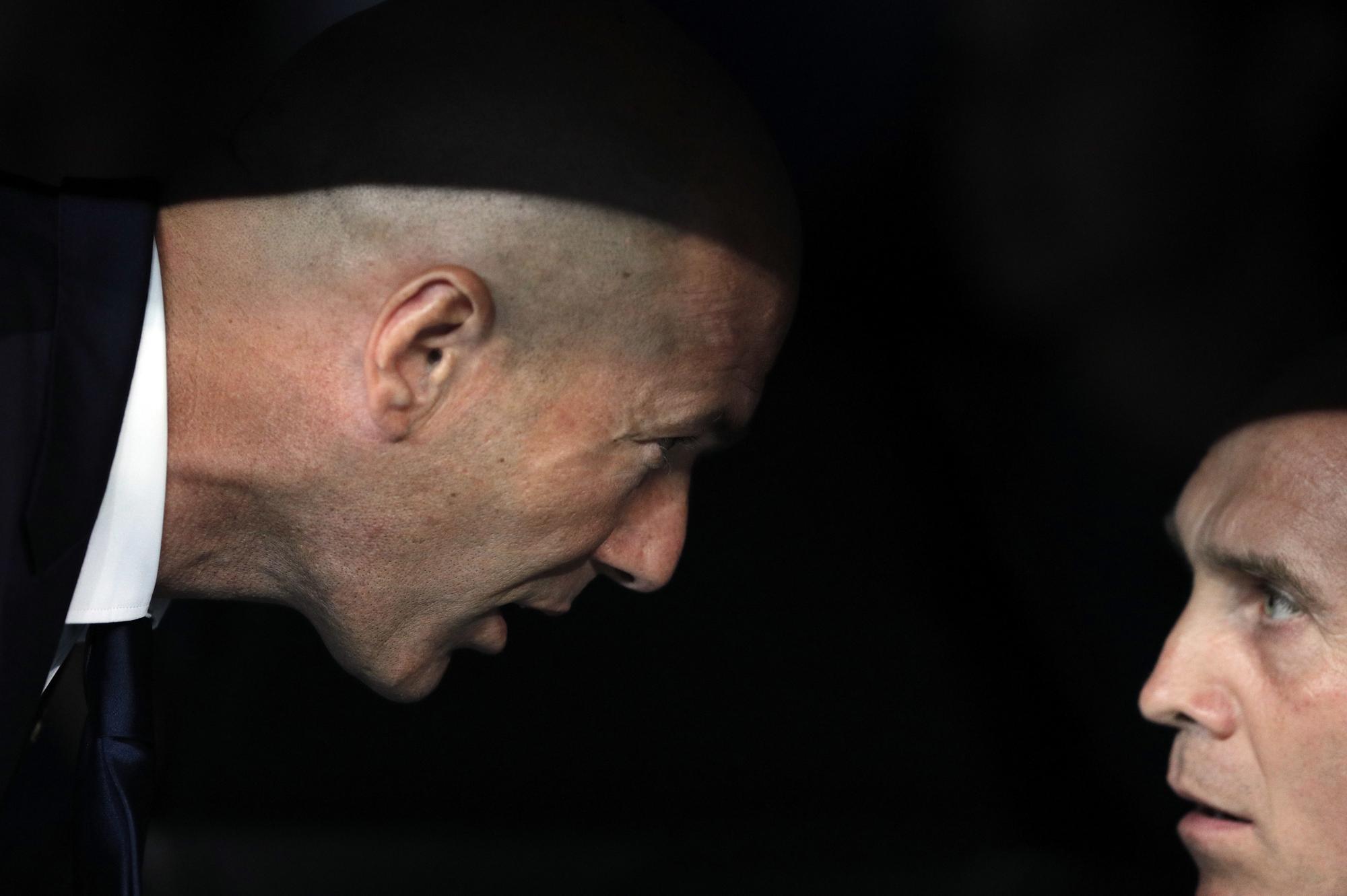 ARCHIVBILD ZUM NEUEN SION-TRAINER DAVID BETTONI --- Real Madrid's head coach Zinedine Zidane, left, talks to assistant coach David Bettoni during the Champions League quarterfinal second leg soccer match between Real Madrid and Bayern Munich at Santiago Bernabeu stadium in Madrid, Spain, Tuesday April 18, 2017. (AP Photo/Daniel Ochoa de Olza)