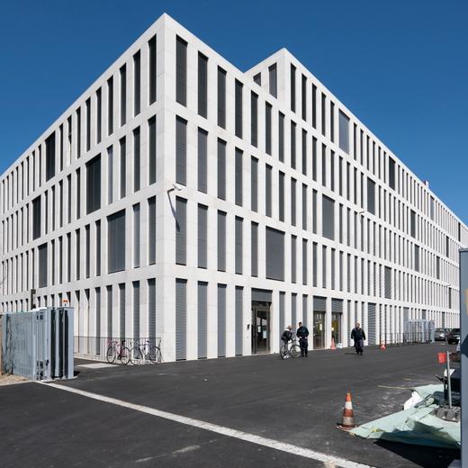 Ansicht der Neubauten waehrend einer Begehung der neuen Verwaltungsgebaeude am Guisanplatz, am Dienstag, 14. Mai 2019, in Bern. Die Verwaltungsgebaeude am Guisanplatz stehen nach zehn Jahren Baugeschichte unmittelbar vor ihrer Fertigstellung. Ab Anfang Juni werden die Nutzerorganisationen Fedpol, Bundesanwaltschaft, armasuisse und das Bundesamt fuer Bevoelkerungsschutz gestaffelt ihre neuen Arbeitsplaetze beziehen. (KEYSTONE/Anthony Anex)