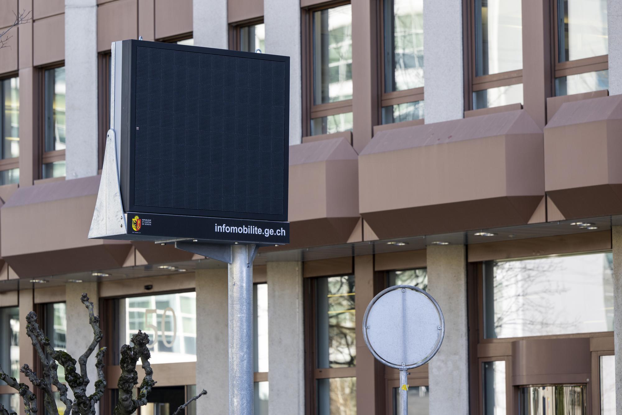 Un panneau d'affichage geant d'information sur la mobilite doit informer les usagers de la route de la saturation du reseau routier, photographie a l'occasion d'une conference de presse afin de faire le point de situation sur la mise en service de la ceinture urbaine, mesure phare de la Loi pour une mobilite coherente et equilibree (LMCE), ainsi que sur les mesures de circulation prevues dans le secteur de la gare Cornavin en lien avec la ceinture urbaine, ce jeudi 9 mars 2023 a Geneve. (KEYSTONE/Martial Trezzini)