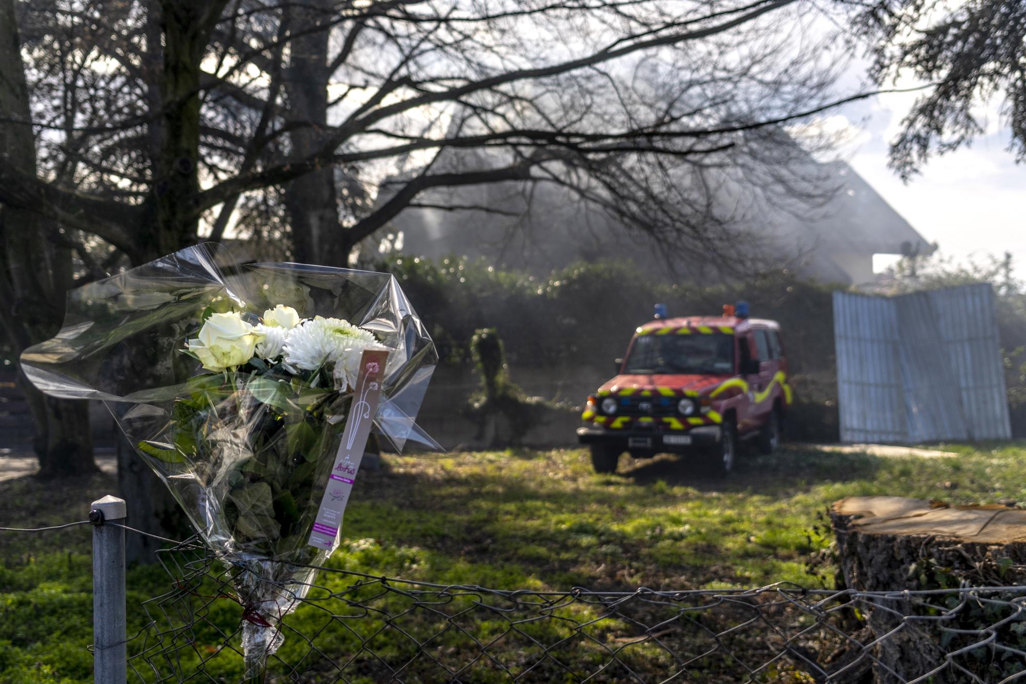 La mort de cinq personnes d'une même famille a suscité une vive émotion à Yverdon. Lundi soir, la Municipalité a mis à disposition une ligne téléphonique d'écoute et de soutien à disposition des proches, des voisins et de la population.