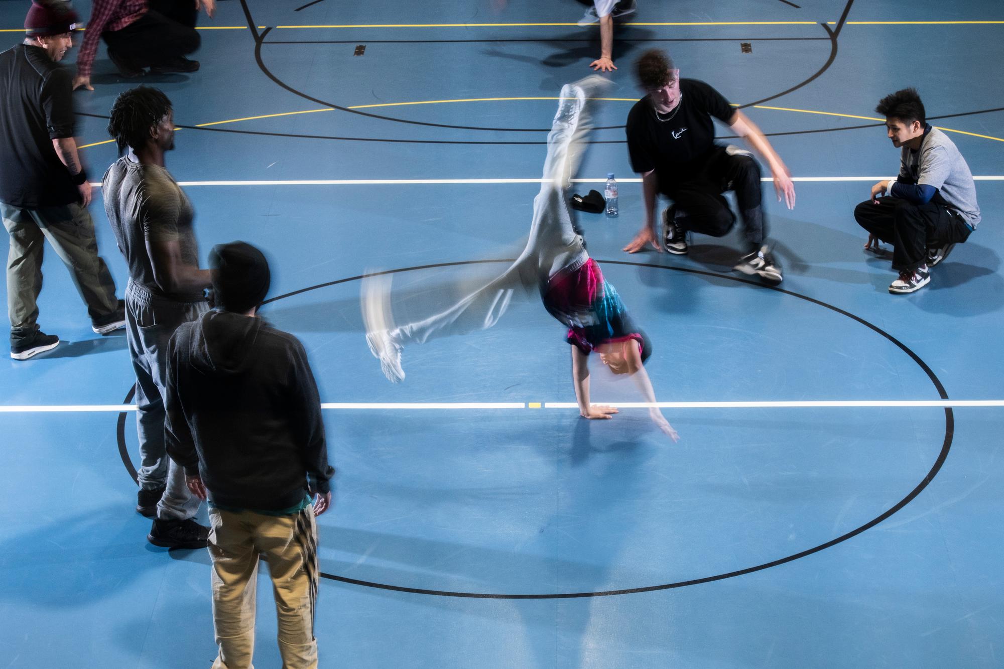 «B-boy» depuis quatre ans, Elio, au centre, danse sous le regard de Tony (à gauche), Romain et Popster.