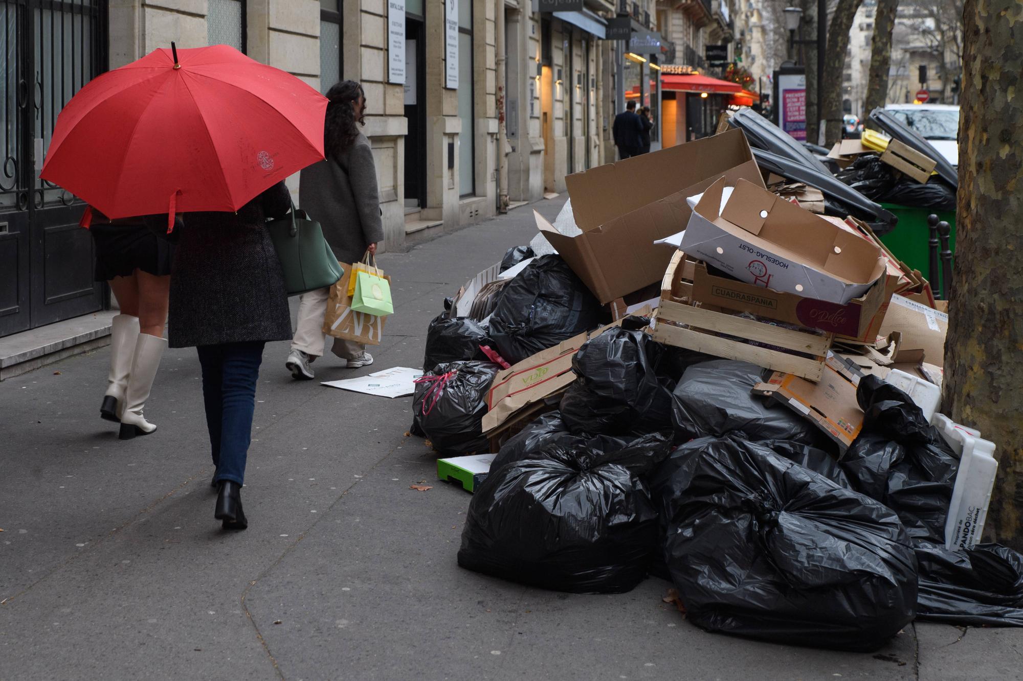 Rubbish bins overflow and pile up in the streets of the French capital, due to the garbage collectors strike against the pension reform, on 11 March 2023. PUBLICATIONxINxGERxSUIxAUTxONLY JulienxMattiax/xLexPictorium LePictorium_0276442