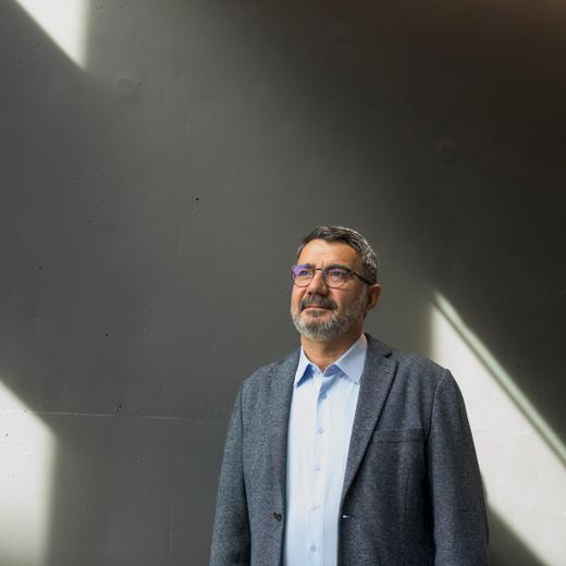 Ihsan Kurt, journaliste kurde et municipal à Prilly. 7.3.2023. Eddy Mottaz / Le Temps