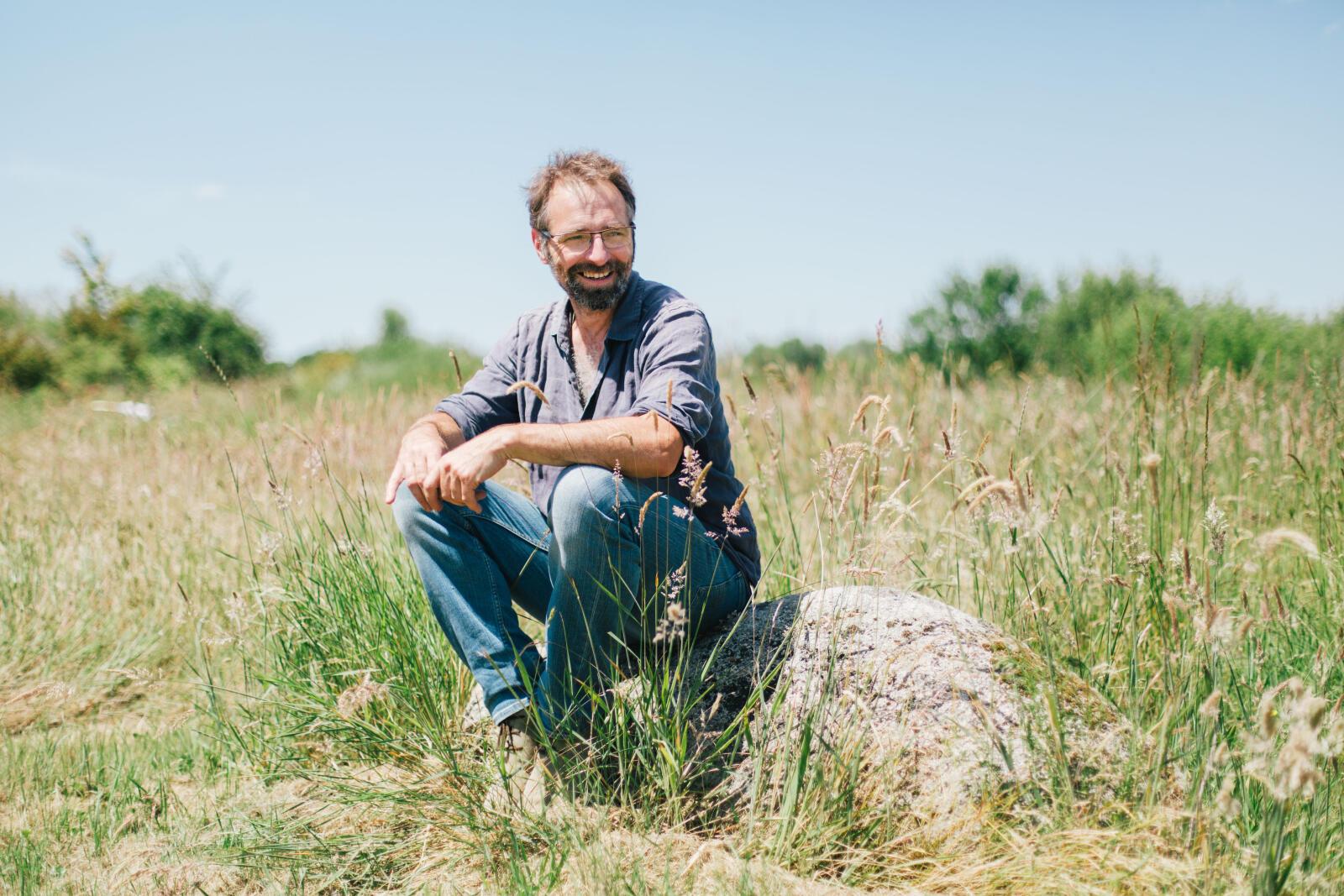 Le paysagiste Eric Lenoir, auteur du Petit traité du jardin punk, dans son jardin expérimental à Volgré (Yonne).