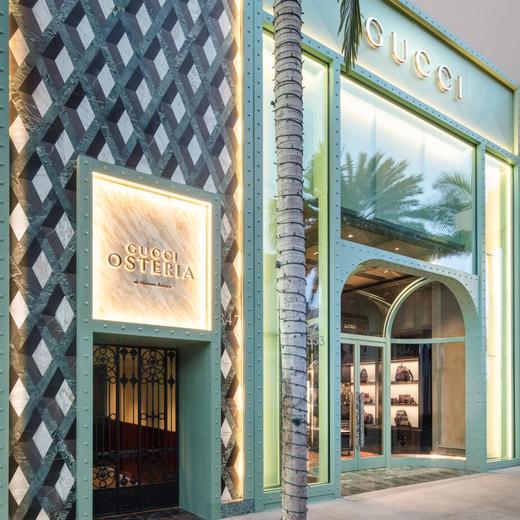 La marque Gucci a ouvert quatre restaurants – à Beverly Hills (image), Florence, Séoul et Tokyo – et embauché le chef triplement étoilé Massimo Bottura.