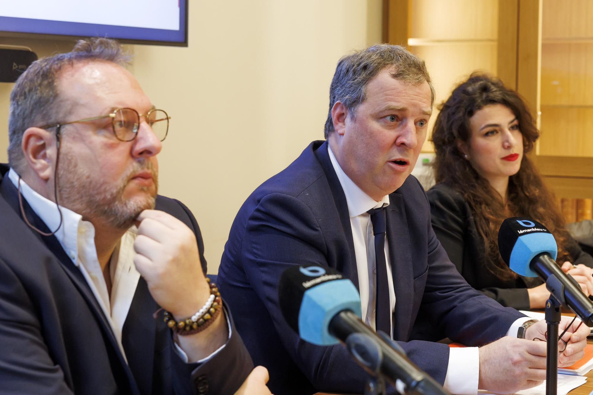 Cyril Aellen, centre, president de la sous-commission Foyer de Mancy, accompagne de Thierry Cerutti, gauche, membre de la sous-commission Foyer de Mancy, et de Jennifer Conti, droite, membre de la sous-commission Foyer de Mancy, presente le rapport de la commission de gestion du Grand Conseil sur le foyer de Mancy, lors d'une conference de presse, ce mardi 14 mars 2023 a Geneve. (KEYSTONE/Salvatore Di Nolfi)