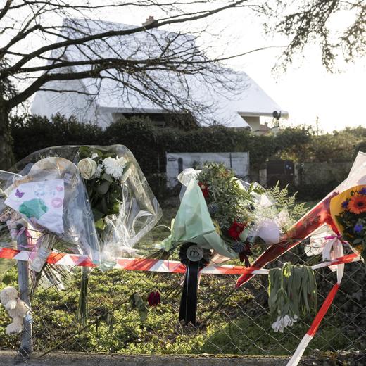 Des fleurs deposees devant la maison photographiees lors d'une marche blanche ce jeudi, 16 mars 2023 a Yverdon-les-Bains. Suite au drame survenu a la rue du Valentin le 9 mars qui a coute la vie a cinq personnes dÕune meme famille, la Municipalite dÕYverdon-les-Bains a invite la population a une marche blanche en hommage aux victimes. (KEYSTONE/Cyril Zingaro)