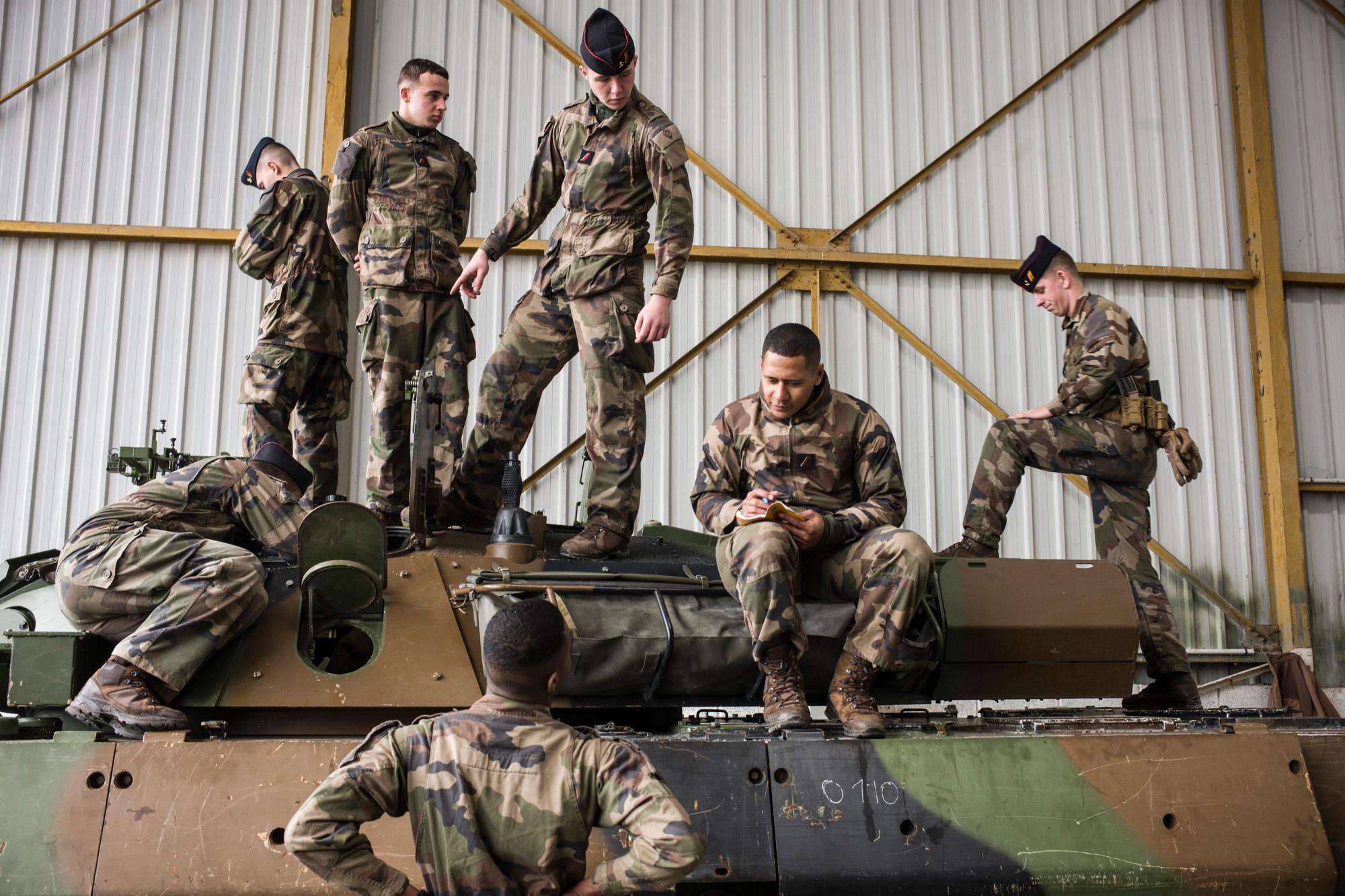 Entrainement des soldats du 1er regiment d'infanterie de marine dans la base de Suippes, autour du char AMX-10 RC.