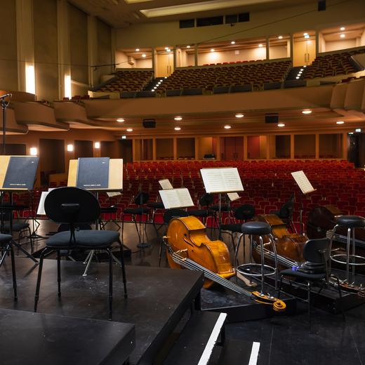Une vue sur des partitions et des instruments de musiques de l'Orchestre de Chambre de Lausanne, OCL, avant un concert dans la salle Metropole le jeudi 5 mars 2020 a Lausanne. (KEYSTONE/Jean-Christophe Bott)
