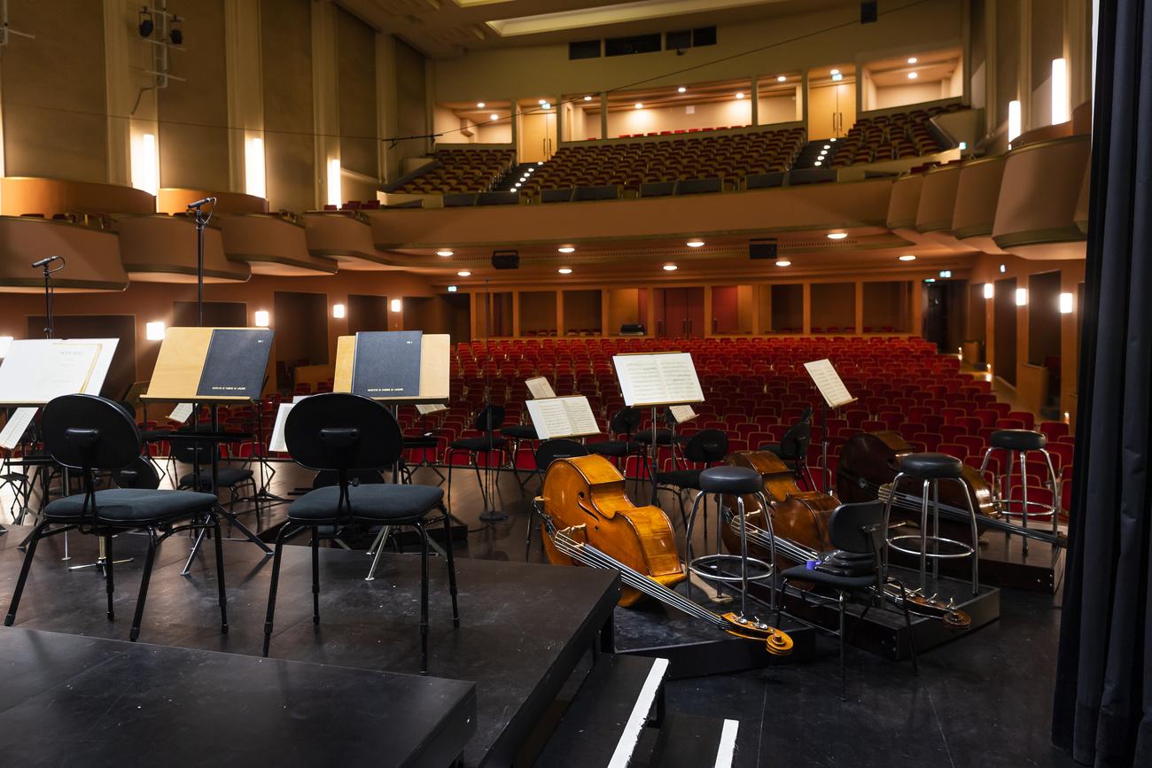 Une vue sur des partitions et des instruments de musiques de l'Orchestre de Chambre de Lausanne, OCL, avant un concert dans la salle Metropole le jeudi 5 mars 2020 a Lausanne. (KEYSTONE/Jean-Christophe Bott)