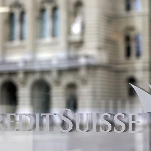 The Swiss government building Bundeshaus reflects in a window of a Credit Suisse branch, on Sunday, 19 March 2023 in Bern. The Federal Council, the Swiss National Bank and representatives of banks meet at the Bernerhof to negotiate the rescue of Credit Suisse or a possible merger with UBS. (KEYSTONE/Peter Klaunzer)