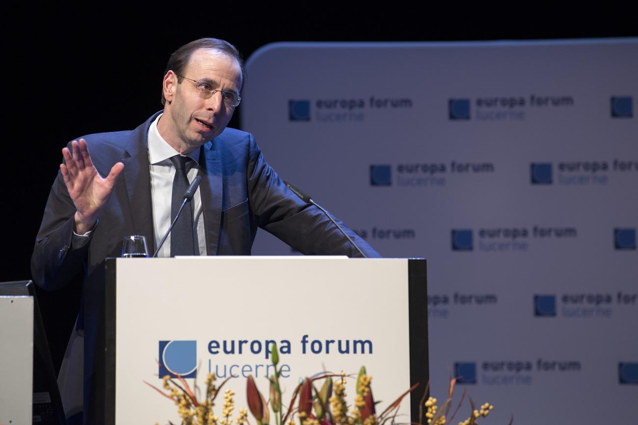 Tobias Straumann Prof. fuer Wirtschaftsgeschichte, der Universitaeten Zuerich und Basel, spricht ueber "Arbeitsmarkt und Zuwanderung: Worauf es ankommt", waehrend dem Europa Forum, am Montag, 14. Oktober 2016, im Kultur- und Kongresszentrum Luzern. (KEYSTONE/Marcel Bieri)