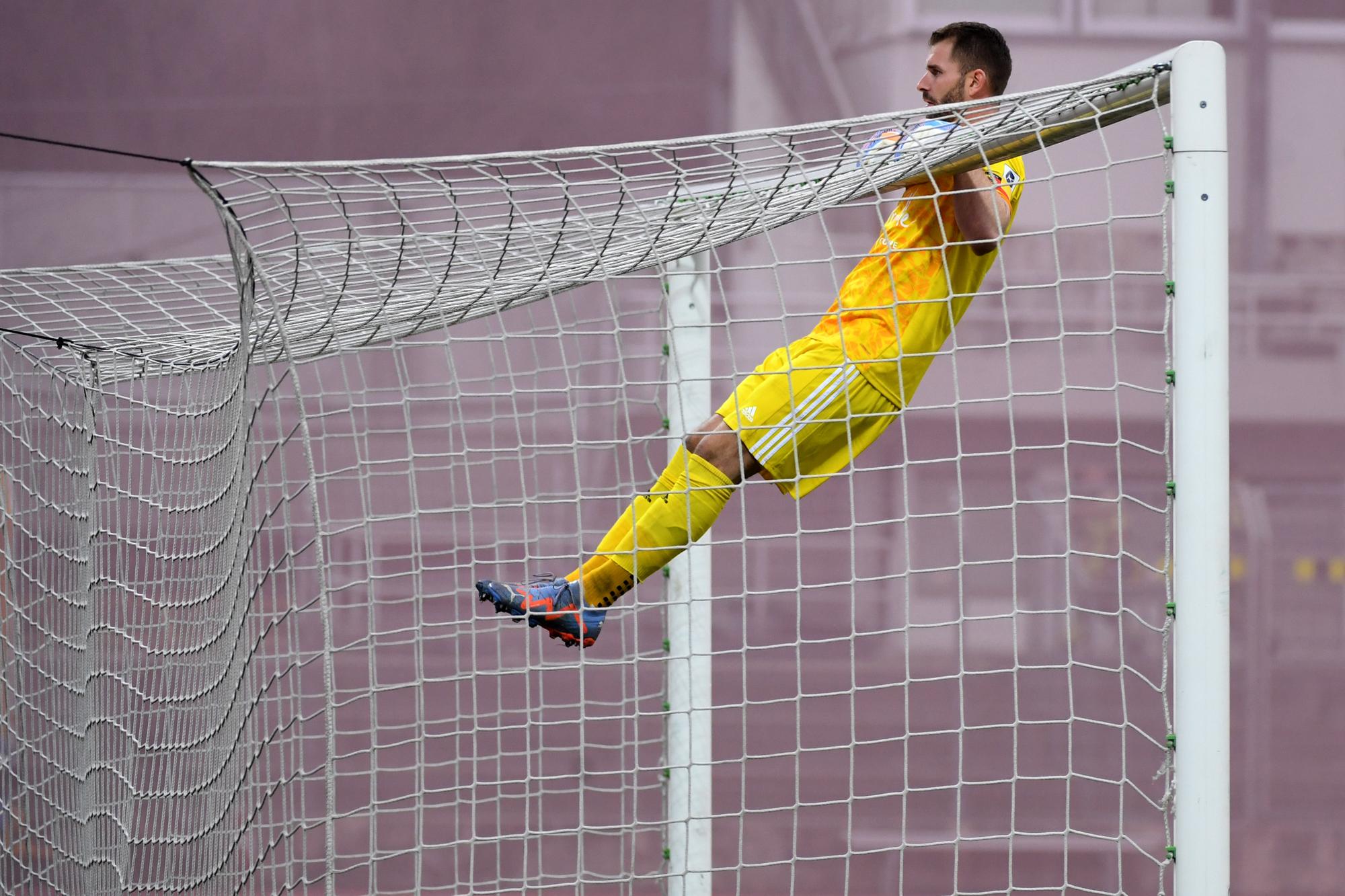 Geneva goalkeeper Jeremy Frick , during the Super League soccer match FC Lugano against SFC Servette, at the Cornaredo stadium in Lugano, Sunday, March 19, 2023. (KEYSTONE/Ti-Press/Samuel Golay)