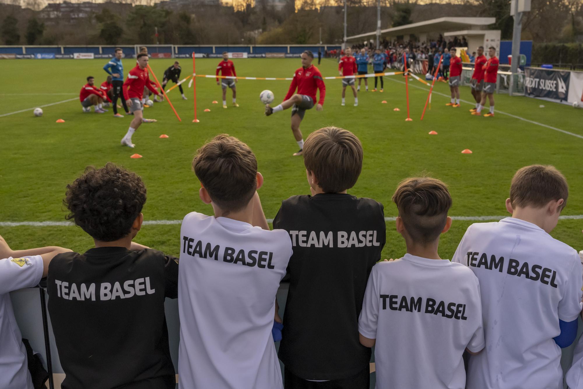 Kinder schauen zu beim Training der Schweizer Fussball Nationalmannschaft in Basel, am Montag, 20. Maerz 2023. (KEYSTONE/Georgios Kefalas)