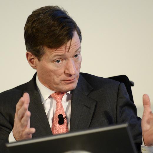 Credit Suisse CEO Brady Dougan, Mitte, geht seinen Gedanken nach, anlaesslich der Bilanzpressekoferenz, am Donnerstag, 12. Februar 2015, in Zuerich. Die Credit Suisse hat 2014 einen Reingewinn von 2,105 Mrd. Fr. erzielt. Das ist weniger als im Vorjahr. Damals schrieb die Bank 2,326 Mrd. Fr. Gewinn. Dennoch uebertrifft die CS die Analystenschaetzungen. Diese hatten mit einem staerkeren Rueckgang gerechnet. Im Vermoegensverwaltungsgeschaeft ging der Vorsteuergewinn auf 2,1 Mrd. Fr. zurueck. (KEYSTONE/Steffen Schmidt)