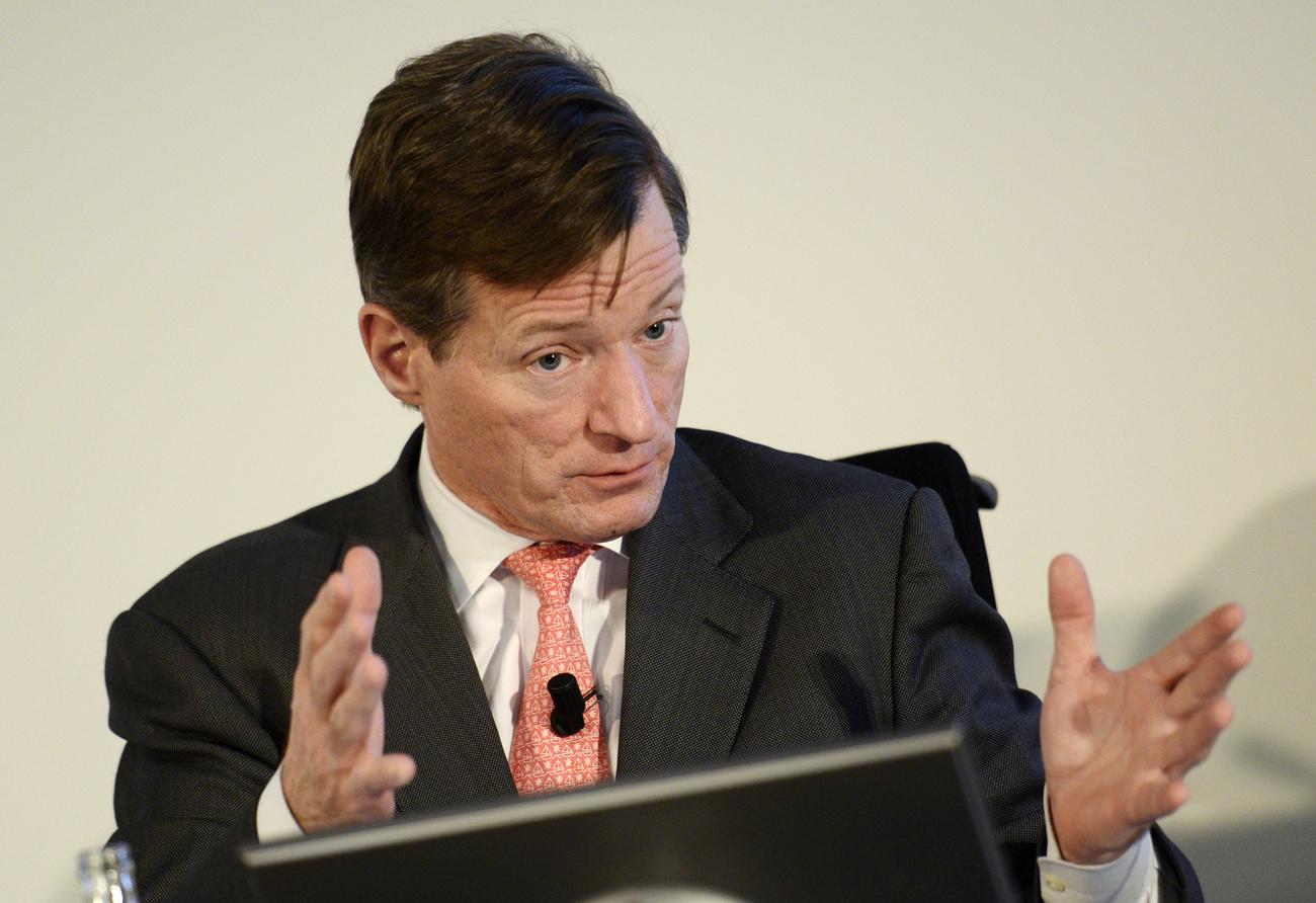 Credit Suisse CEO Brady Dougan, Mitte, geht seinen Gedanken nach, anlaesslich der Bilanzpressekoferenz, am Donnerstag, 12. Februar 2015, in Zuerich. Die Credit Suisse hat 2014 einen Reingewinn von 2,105 Mrd. Fr. erzielt. Das ist weniger als im Vorjahr. Damals schrieb die Bank 2,326 Mrd. Fr. Gewinn. Dennoch uebertrifft die CS die Analystenschaetzungen. Diese hatten mit einem staerkeren Rueckgang gerechnet. Im Vermoegensverwaltungsgeschaeft ging der Vorsteuergewinn auf 2,1 Mrd. Fr. zurueck. (KEYSTONE/Steffen Schmidt)